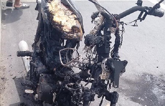 Xuống dốc cầu, xe máy cháy trơ khung